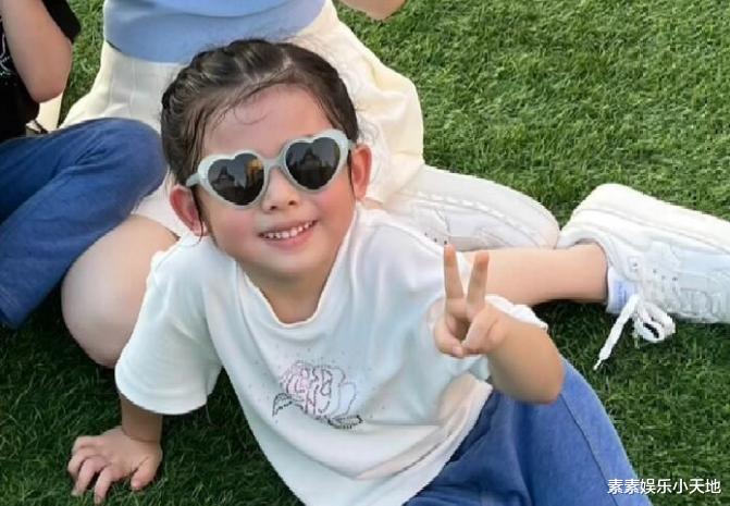 郭富城两个女儿长高了,郭咏希对妈妈灿笑、郭咏萱的一字马好厉害