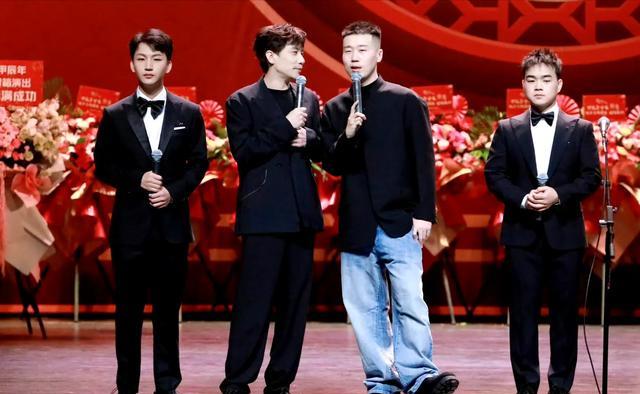 2025德云社封箱演出上热搜了!台上近百人比不了一个张云雷