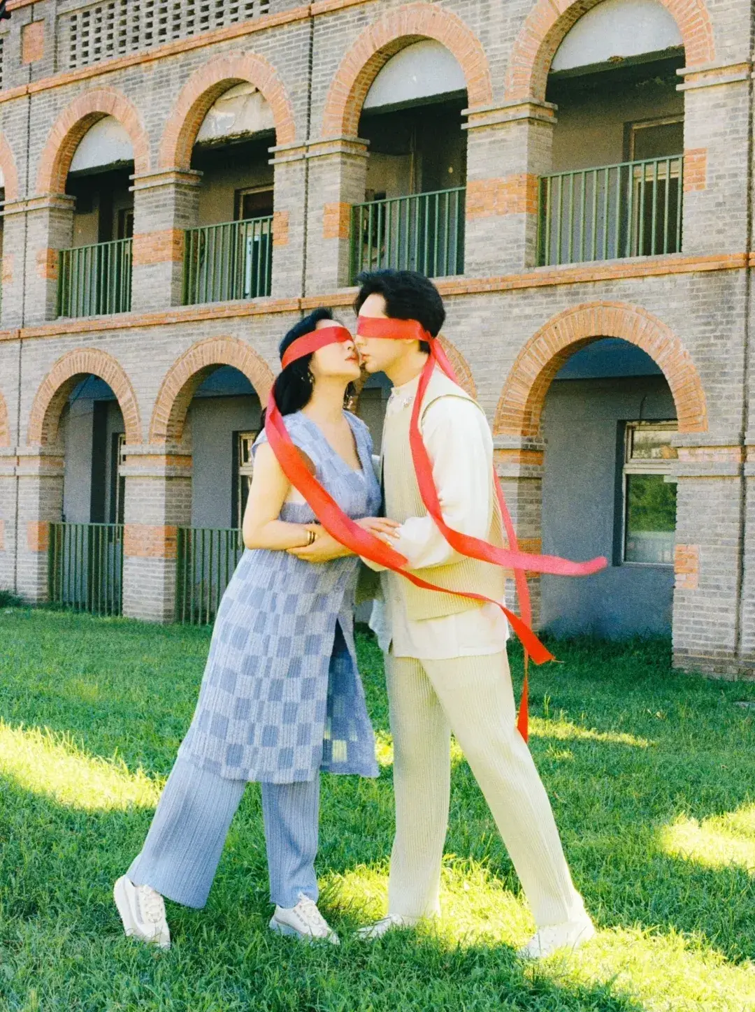 钟丽缇张伦硕晒七夕合照,携手弹琴,浴缸拍照,老妻少夫太会玩了