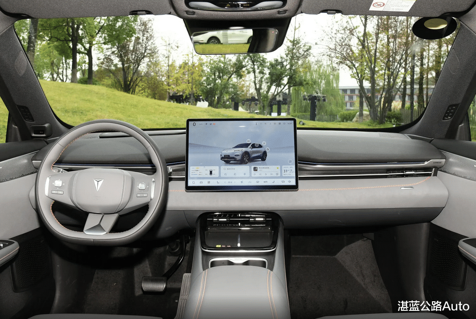 深藍(lán)S05已到店，提供華為百萬像素大燈可選，或10萬出頭起售