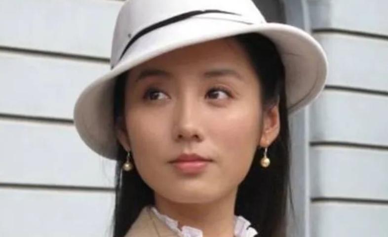 胡歌带她入行,唐嫣把她带火,人人都想娶她,现在40多岁美到犯规