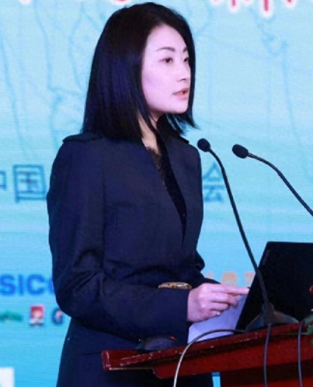 父亲走后宗馥莉久违现身，身形消瘦模样干练，上任5把火尽显野心