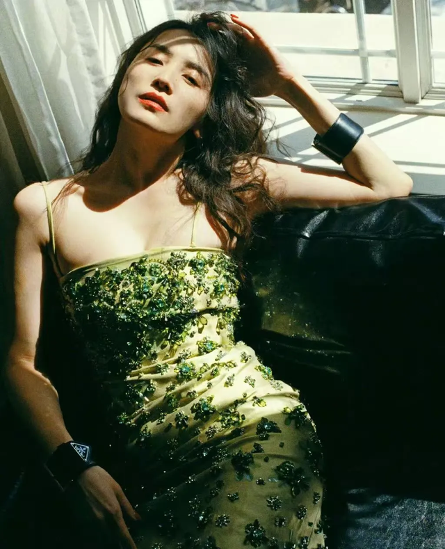 频频被抓拍偷盯小鲜肉,颜值与身材并存的她,为何44岁仍未婚未育