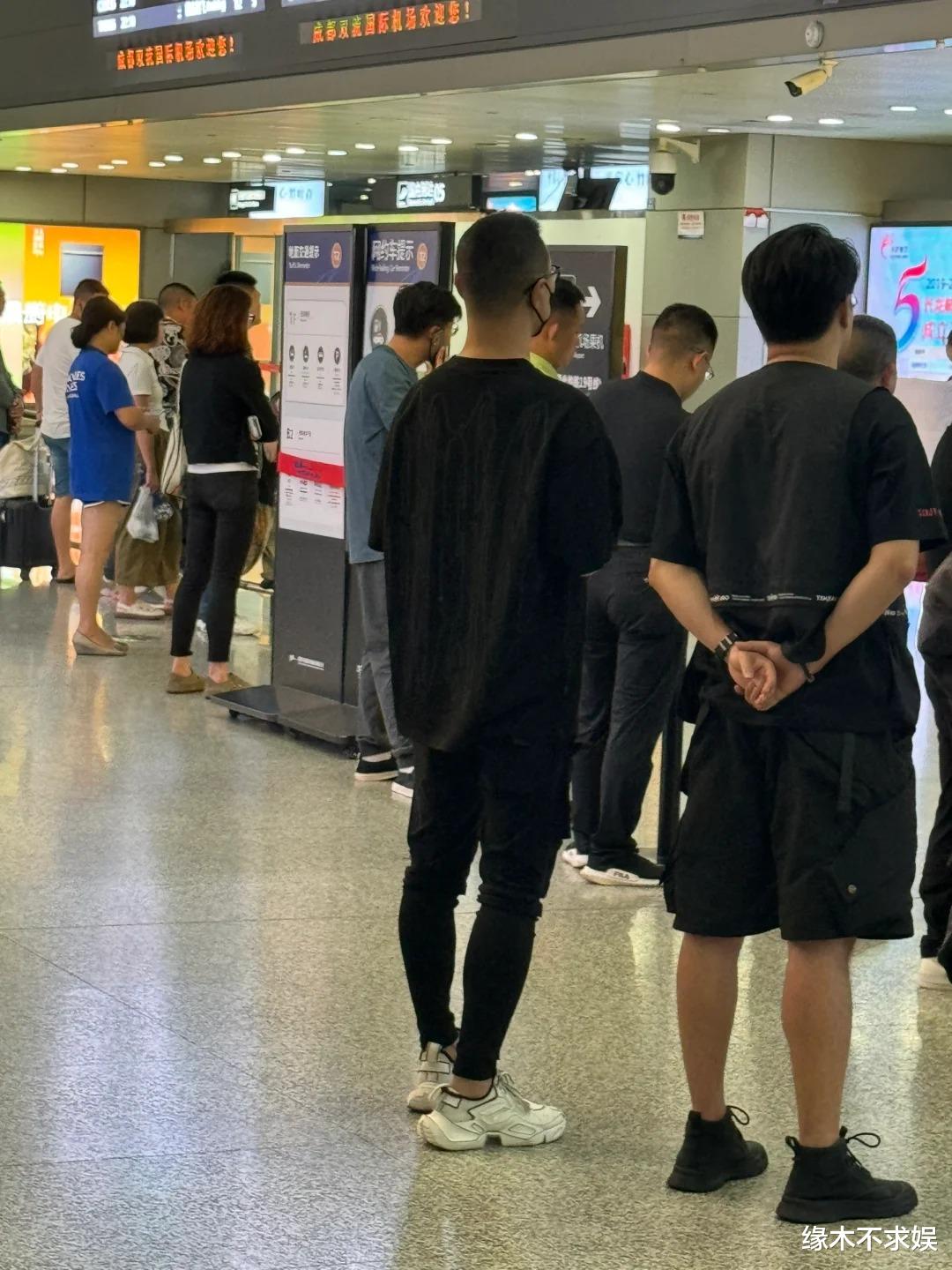 汪峰机场接一双儿女，对待醒醒态度反差大，江小宴说得真没错！