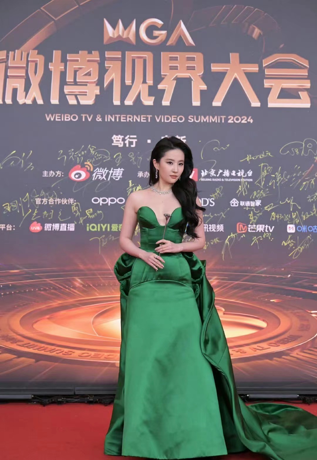 北京这一夜的红毯，将向佐的“荒诞”，展现得淋漓尽致