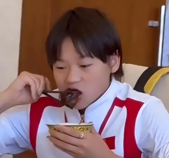 陈若琳请全红婵喝奶茶吃牛排,婵宝立马发微信给樊振东,原因搞笑