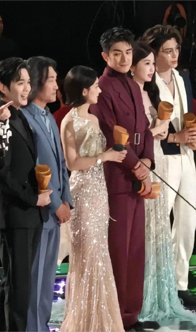 林更新这眼神藏不住了,满眼温柔处处都是细节!