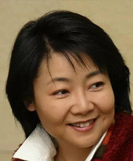 萨日娜：结婚34年只生孩子不做饭，帅气演员丈夫把她宠成宝