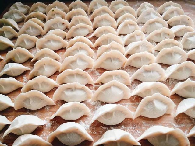 6月天气热,抓紧吃这菜,比黄瓜脆嫩比茄子鲜美,包饺子贼香