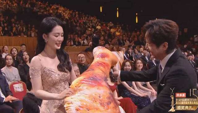 金鹰奖这晚,李沁收到鸡腿合不拢嘴、赵丽颖短发搭配于和伟压轴