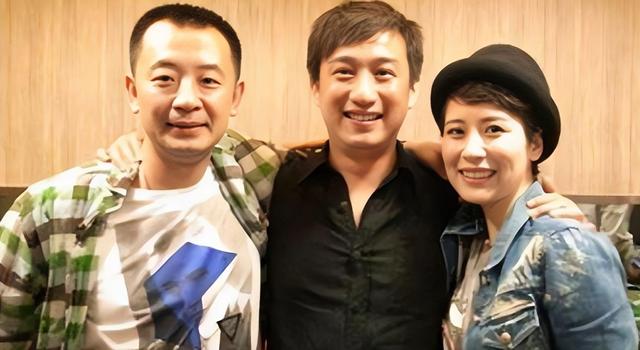 黄海波和曲栅栅苦尽甘来，夫妻俩庆结婚10周年，帅气儿子罕见露面