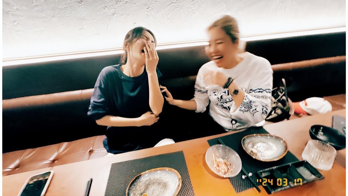 陈意涵晒与Ella贾静雯Alin纯素颜糊照，网友：娱圈真闺蜜！