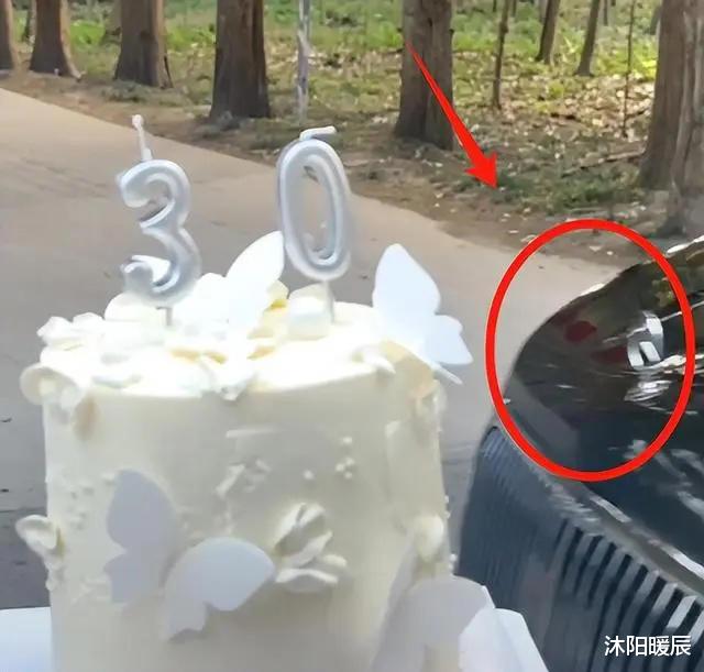 “挖呀挖”黄老师驾豪车庆生，网红变富人不过一夜间？