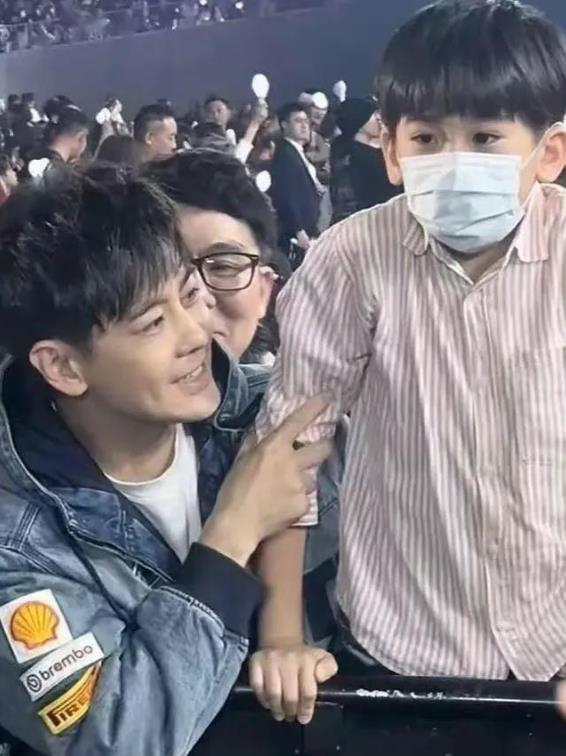 林志颖带儿子看周杰伦演唱会,父子共用一张脸,昆凌美的像洋娃娃