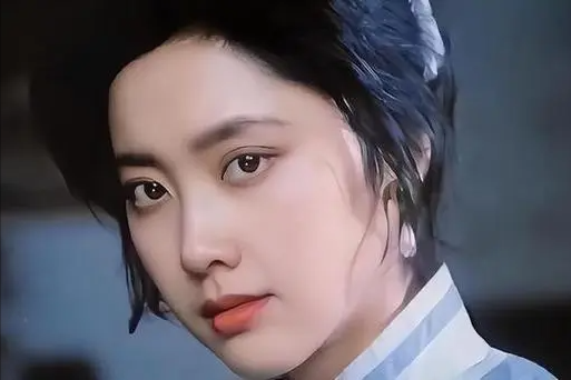 她是中国第一美女，结2次婚都没孩子，如今72岁仍美得令人羡慕！