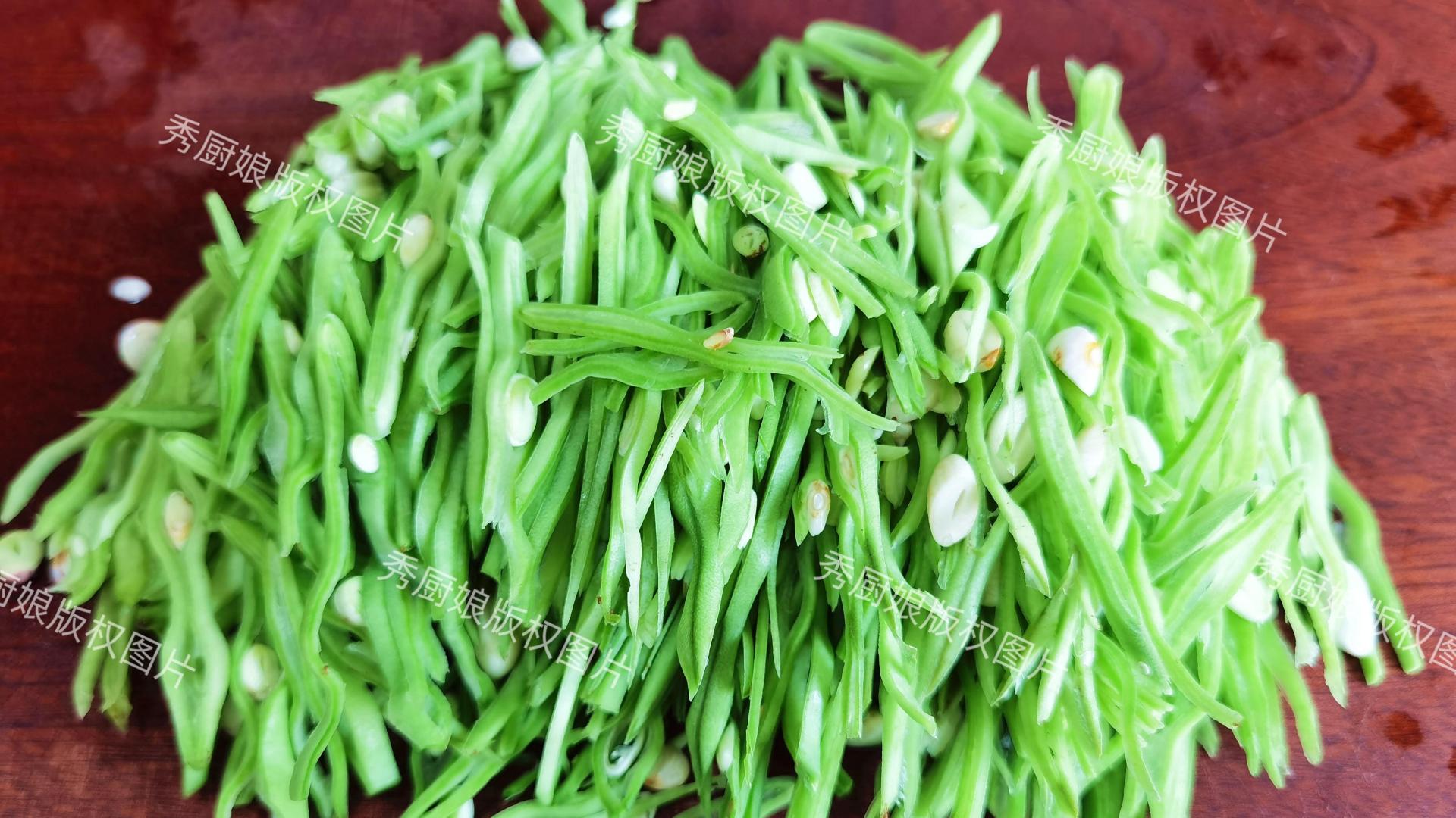 它是“夏天第一鲜”，用来蒸包子是首选，鲜过韭菜，营养又便宜！