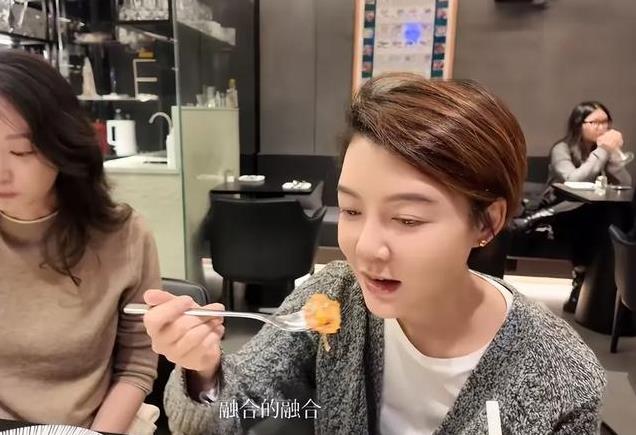 42岁车晓带父亲看中医，车晓彤满头白发状态极佳，强势发言引热议