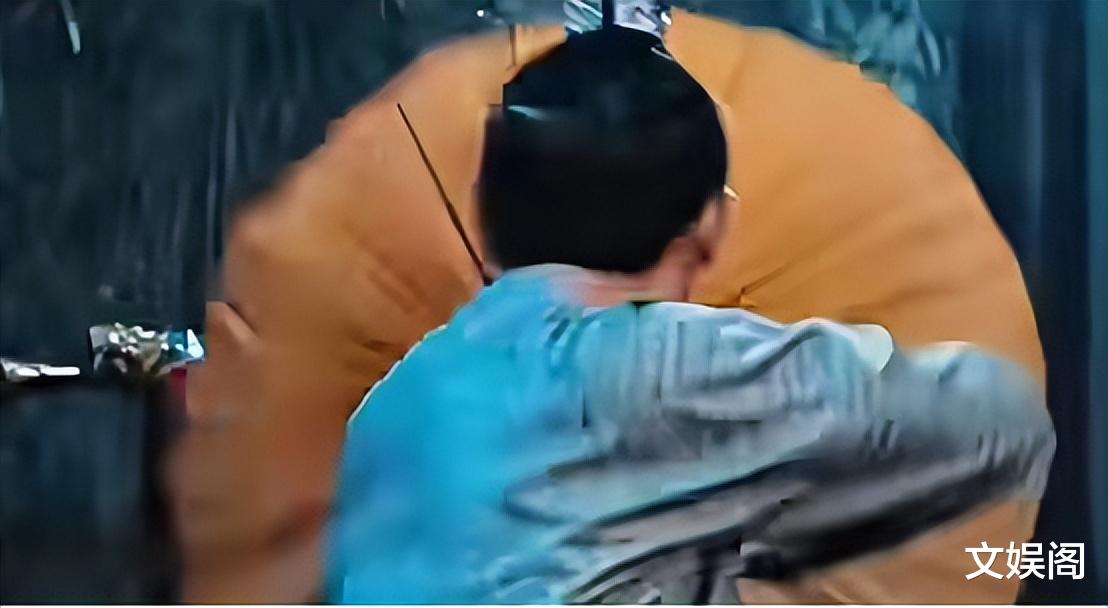 打得越狠演技越稳!杨旭文用一把伞,扯下了多少演员的遮羞布?