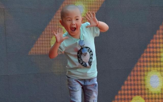 现实版“伤仲永”！他5岁上春晚，年入百万却开始厌学，如今咋样