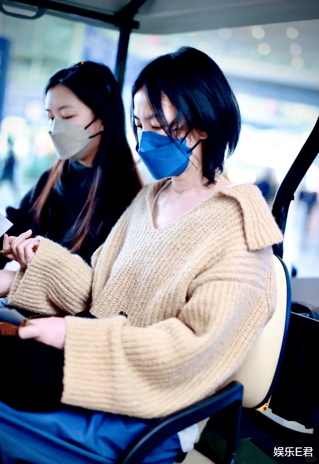 王菲从英国坐头等舱回北京,与普通人一起挤摆渡车,还亲自拿行李