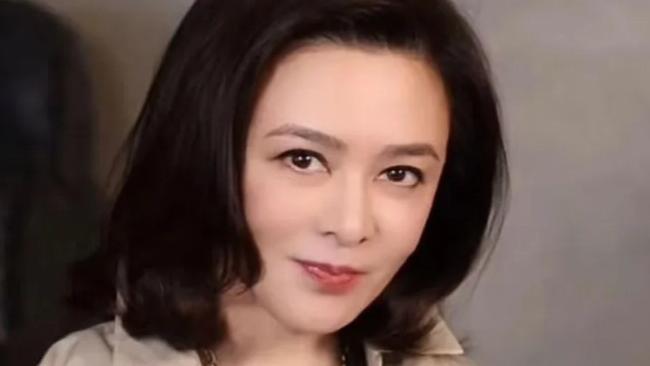 62岁关之琳在豪宅与小鲜肉依偎在一起，穿搭时髦容光焕