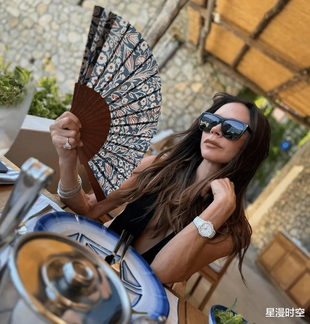 贝克汉姆一家游艇度假!13岁小七成全家团宠,穿白裙像小仙女!