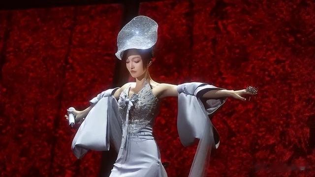 张韶涵75°渣女站姿火了!没间距的腿缝看的胡彦斌眼直了