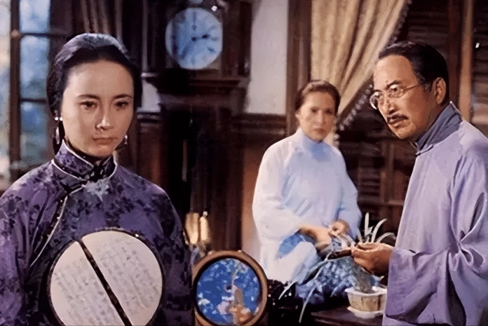 央视主持:吞300颗药被抢救7天7夜,嫁军人不珍惜,嫁演员被背叛