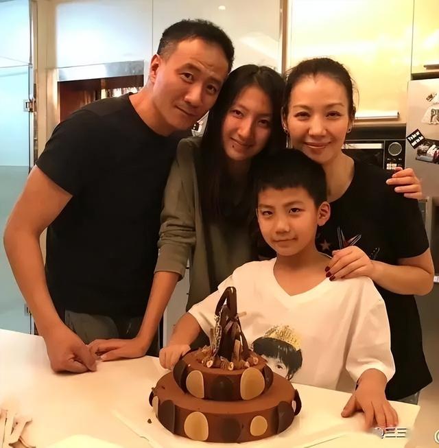 “爸爸基因”有多强大?父女俩共用一张脸,妈妈貌美如花也没用