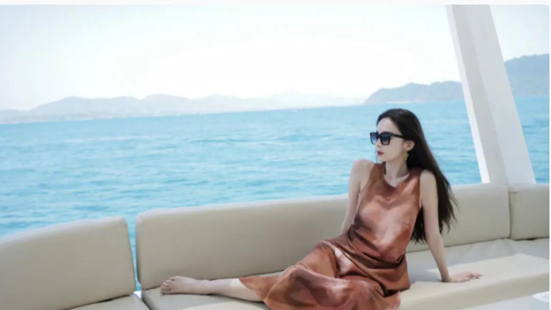 31岁娜扎泰国度假照：泳装照火辣，吃西餐饭量小得惊人