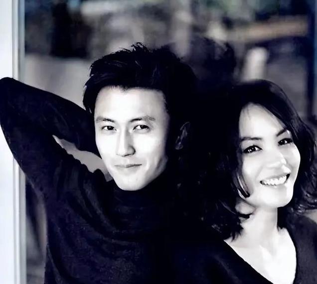 王菲前任齐聚窦靖童演唱会，李亚鹏忍不住流下眼泪，窦唯亲自表演-寒江雪未消