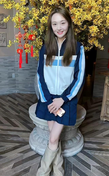 郑爽和父亲在美国被偶遇，一双筷子腿瘦到吓人，为了赚钱不停折腾