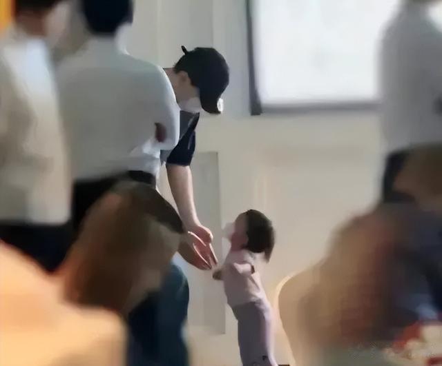 昔日白马王子跌落街头商演,因偷税被封杀沦落三线明星!