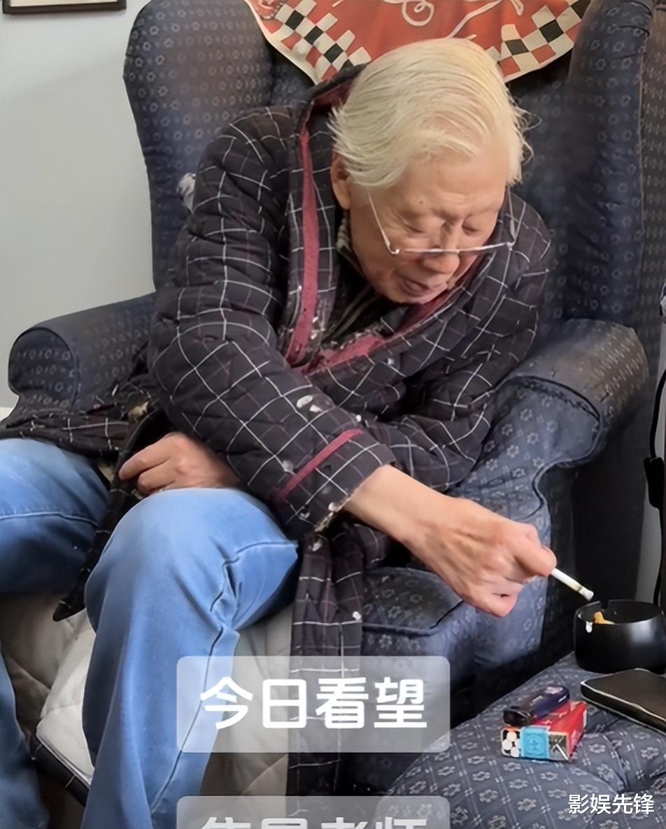 88岁焦晃近况曝光!烟不离手衣服布满了洞,小30岁三婚妻子罕露面