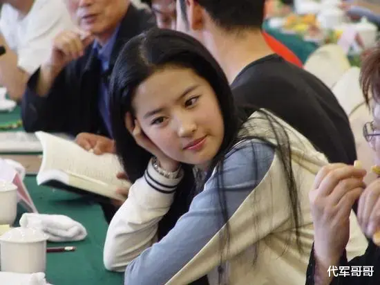 “剩女”刘亦菲不再回避！坦言37岁未婚未孕原因，不是她不想结！