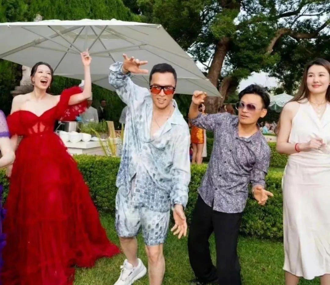 王宝强携1米78新女友与甄子丹聚会，网友：女友好漂亮，就是这最萌身高差……