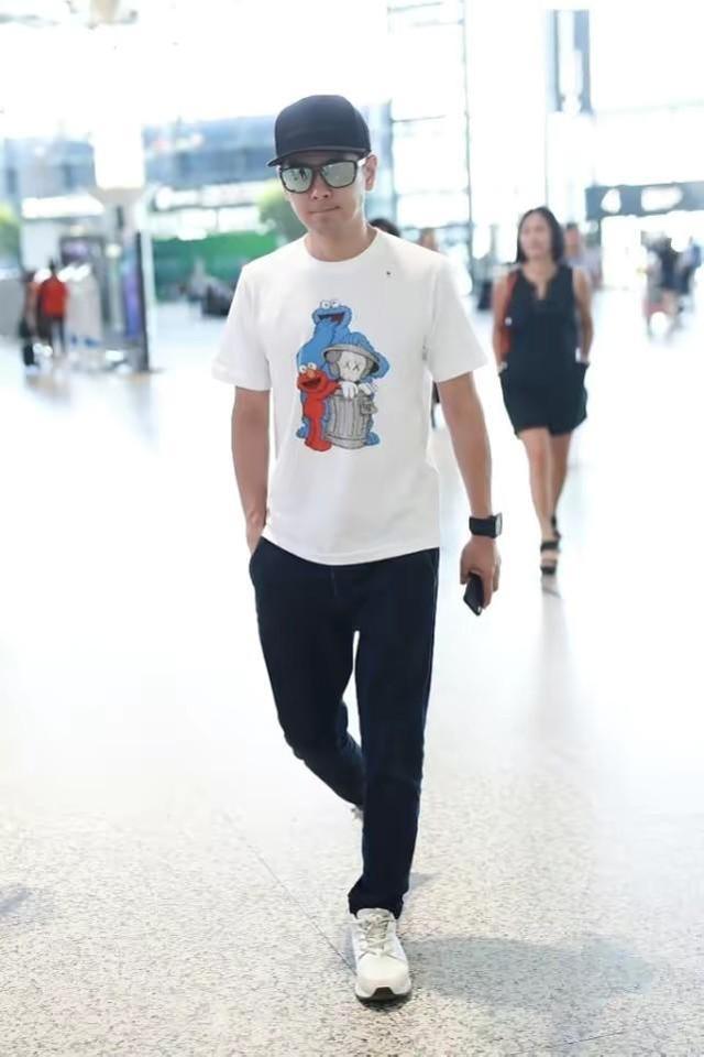 50岁的林志颖和46岁的弟弟，弟弟比哥哥帅，哥哥已经“姨化”了