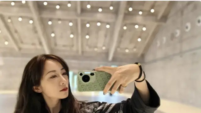 41岁韩雪发布「未修生图」：小短裙长筒袜很撩人，不过评论却翻车