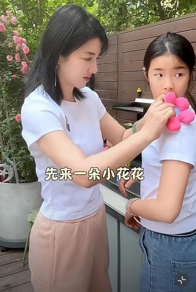 黄奕为爱女办同学会,11岁铛铛似翻版黄毅清,父亲仍在狱中服刑