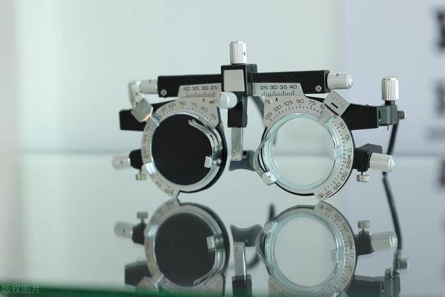 医生提醒:近视超过600度的人,3件事最好别做,视网膜受不了