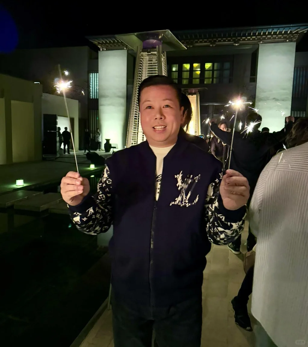 62岁关之琳与香港富商游敦煌,沙漠酒店开趴,对方太太晒照