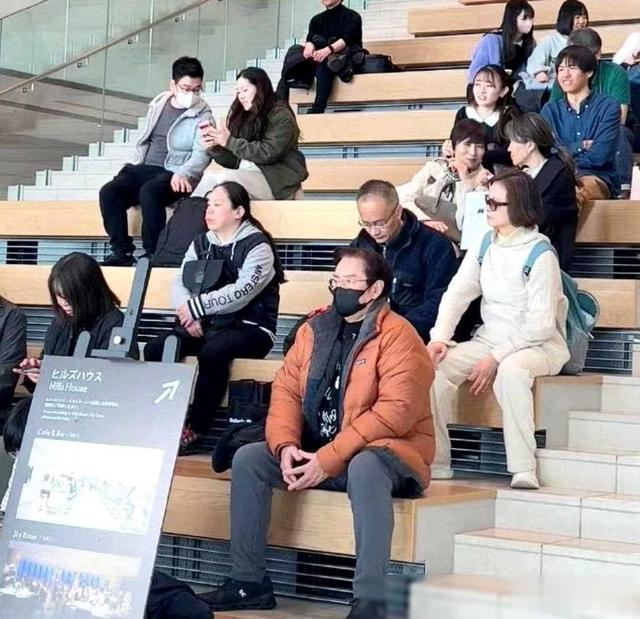 73岁谭咏麟与高挑美女十指紧扣逛街,女方疑是51岁红颜知己朱