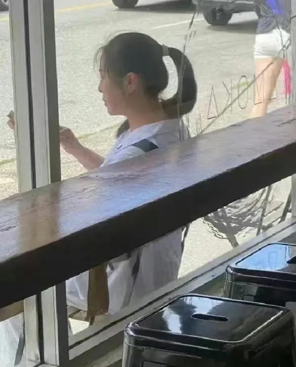 王祖贤在温哥华参加园游会,她披着长发,戴着眼镜,她过的很好!