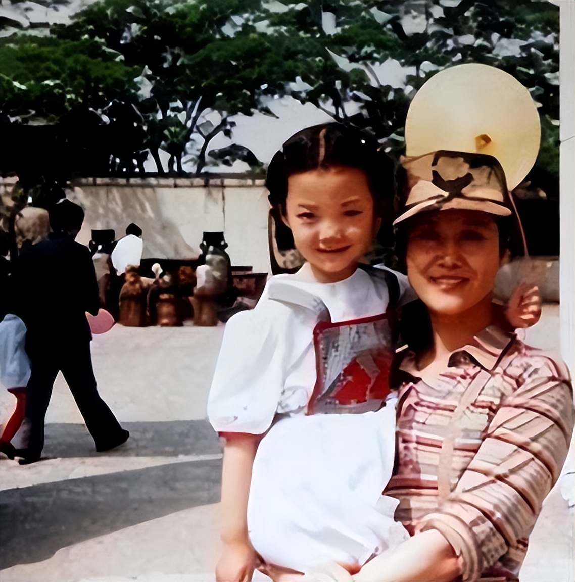 42岁车晓素颜照曝光！脸部僵硬，鼻孔外翻，鼻子一动不动好诡异！