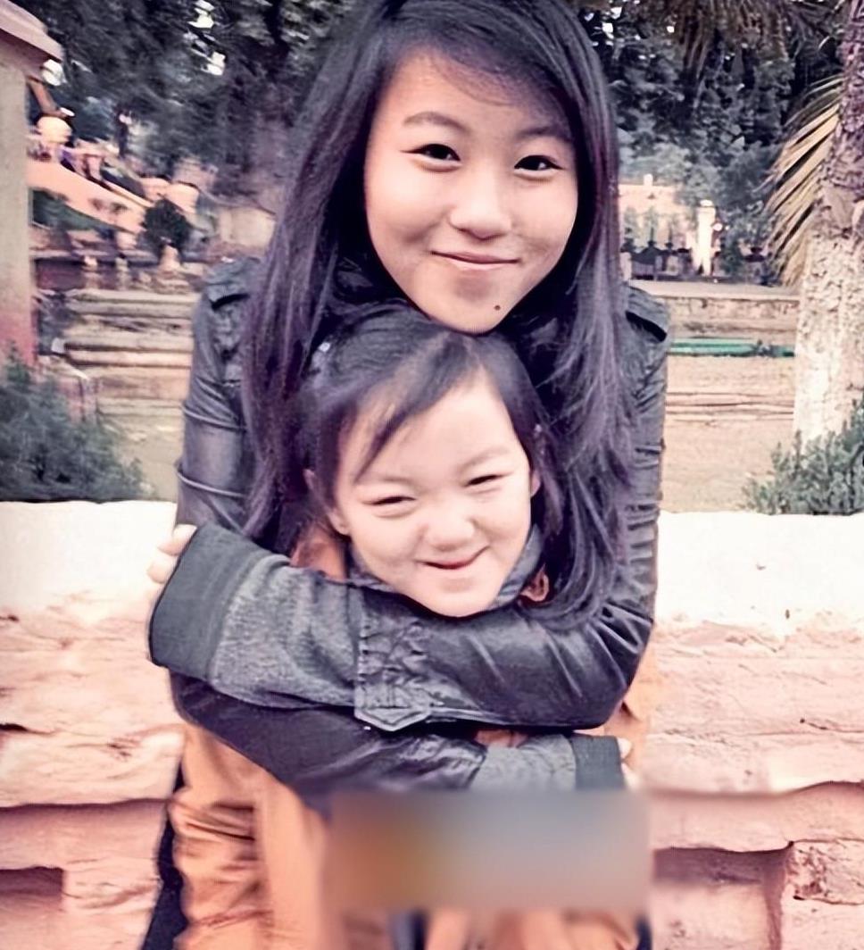 同样都是王菲的女儿，窦靖童和李嫣，她们的人生有何不同？