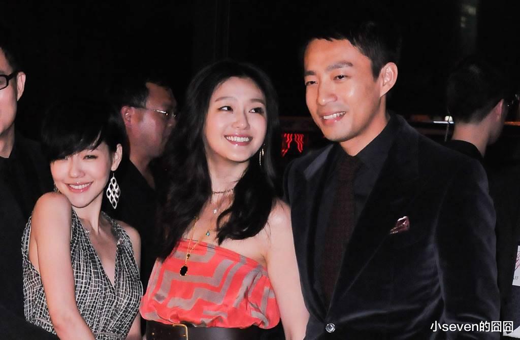 求婚后汪小菲首次现身，与未婚妻巡视自家店面，宠爱程度胜过大S