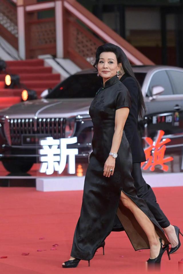 北京这夜:主持人翻车陈凯歌回怼,陈数摔倒,杨子珊撞衫闫妮独美