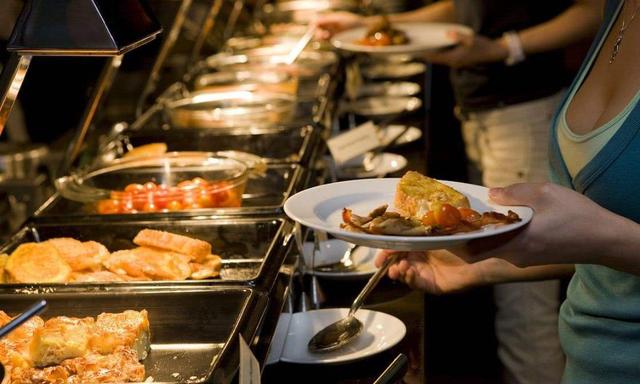 自助餐为啥吃几口就饱了？原来有这么多“猫腻”，现在明白也不晚