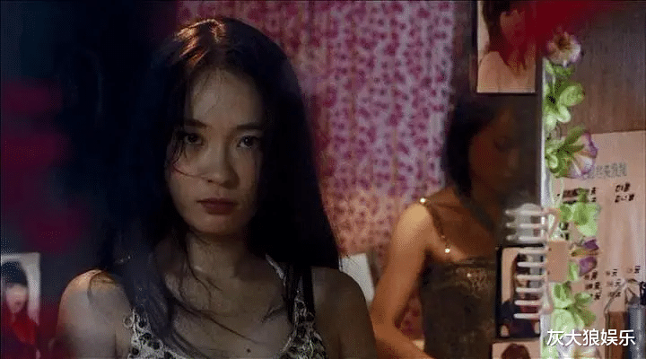 霍思燕大秀好身材，穿吊带，膀大腰圆，风韵犹存，老公一脸宠溺