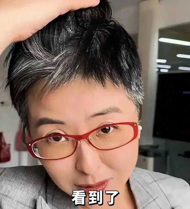 51岁张泉灵大变样,头发白这么多一下子进入奶奶级别,彻底认不出